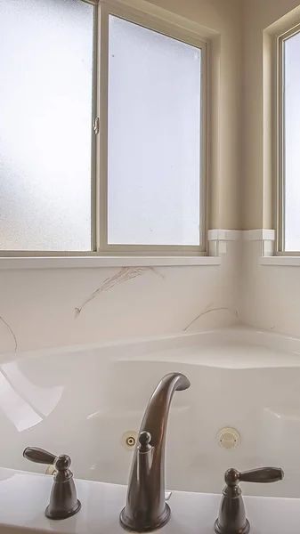 Bagno verticale interno di una casa con vasca da bagno lucidata e finestre smerigliate — Foto Stock