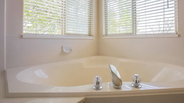 Panorama Coeur brillant en forme de baignoire intégrée au coin d'une salle de bain — Photo