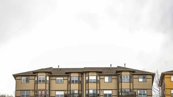 Panorama frame frame Overcast sky over homes with balconies and half hexagon shaped windows — Stock Photo, Image