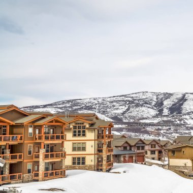 Balkonlu ve kışın karla çevrili evlerin Kare Panoramik görünümü