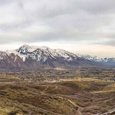 Göl ve vadi üzerinde yükselen karla kaplı dağın Panoramik Meydanı manzarası