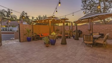 Panorama Dize ışıkları ile aydınlatılan taş tuğla veranda üzerinde oturma alanı