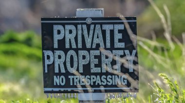 Panorama çerçevesi Güneşli bir günde Özel Mülkiyet No Trespassing tabelasının kapatılması