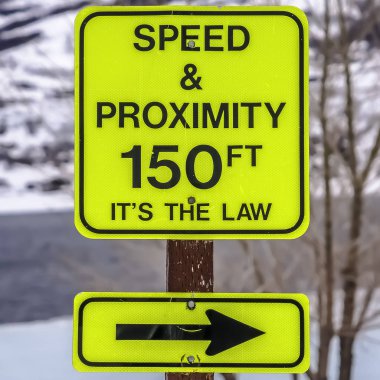 Kışın karla kaplı dağa karşı Kare Hız ve Yakınlık yol işareti