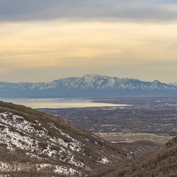 Lago Quadrato e vasta valle vista da una montagna con alberi e neve — Foto Stock