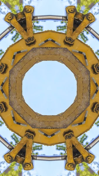Pionowe okrągłe godło ciągnika wykonane z części na zdjęciu — Zdjęcie stockowe