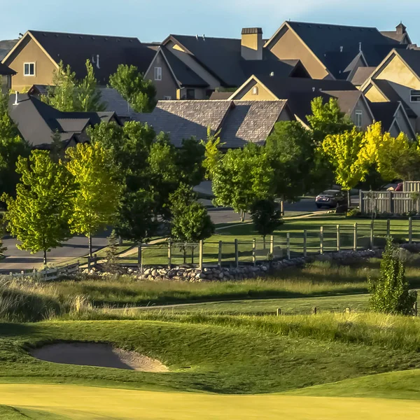 Plac Scenic sąsiedztwo z polem golfowym piękne domy i obfite drzewa — Zdjęcie stockowe