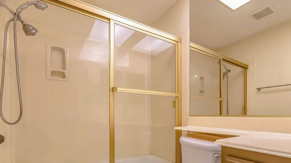 Panorama łazienka wnętrze z umywalką i WC pod dużym lustrem — Zdjęcie stockowe