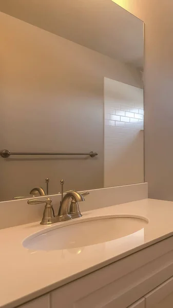 Вертикальная рама туалетная ванна и душ в ванной комнате дома — стоковое фото
