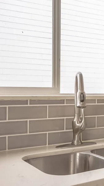 Vertical Undermount double bowl sink and faucet on the gleaming white kitchen countertop — Stock Photo, Image