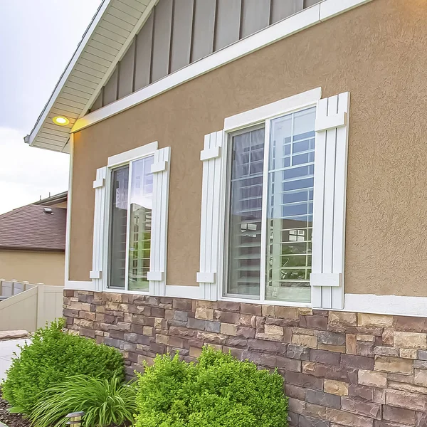 Square frame Exterior view of home with paved path leading to the front door with sidelight — Stock Photo, Image