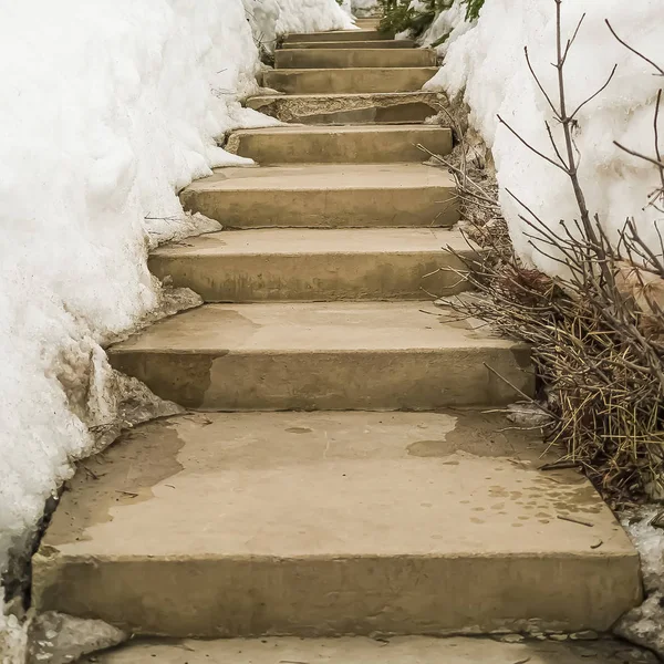 Quadratisch verwitterte konzertierte Außentreppen inmitten schneebedeckter Hänge im Winter — Stockfoto