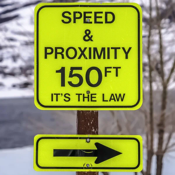 Kışın karla kaplı dağa karşı Kare Hız ve Yakınlık yol işareti