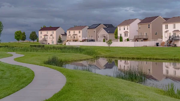 Balkonlu ve metrelik evlerin önünde köprülü panorama çerçeve Park yolu ve gölet