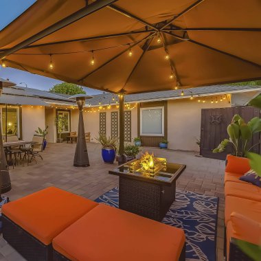 bir pavyon altında renkli oturma alanı ile bir evin çerçeve Rahat tuğla veranda