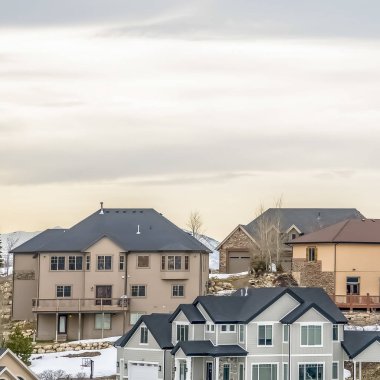 Kare Çok katlı evler kışın bulutlu gökyüzüne karşı karla kaplı bir yamaç üzerine inşa