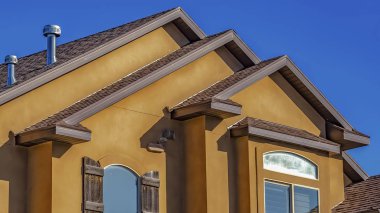 Güneşli bir günde berrak mavi gökyüzüne karşı beton ve taş dış duvar ile Panorama Ev