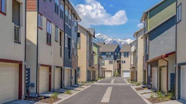 Karla kaplı dağ ve bulutlu gökyüzü manzaralı evlerin ortasında Panorama çerçeve Yol