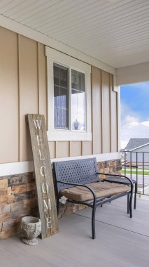 Dikey çerçeve Veranda ve cam paned ahşap ön kapı ile bir evin girişi