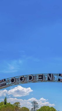 Utah Ogden kentinde yükselen karşılama kemer dikey çerçeve Arka görünümü
