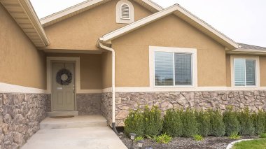 Panorama çerçeve Pathway bollard ışıkları ile kaplı ve çelenk ile ön kapıya giden