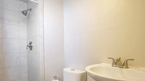 Πανόραμα Stand μόνη νιπτήρα τουαλέτα και ντους μέσα σε ένα μικρό μπαθράκη με λευκό τοίχο — Φωτογραφία Αρχείου