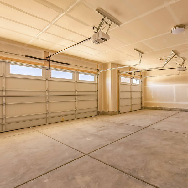 Интерьер пустого гаража дома с незавершенными стенами и потолком

