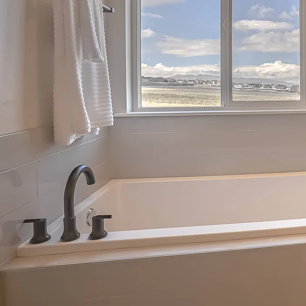 Kare Beyaz duvarlı ve sürgülü pencereli bir banyo içinde kare küvette inşa — Stok fotoğraf