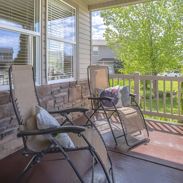 Quadro quadrado Assentos relaxantes no alpendre de uma casa com vista para o sol ao ar livre — Fotografia de Stock