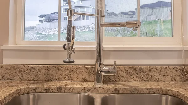 Panorama rostfrittstål dubbla handfat handfat och kran inuti köket i ett hem — Stockfoto