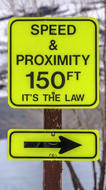 Kışın karla kaplı dağa karşı Dikey Hız ve Yakınlık yol işareti