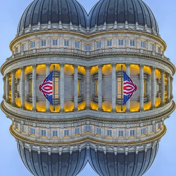 Fyrkantig ram Capital Building Dome med alternativet och flaggor — Stockfoto