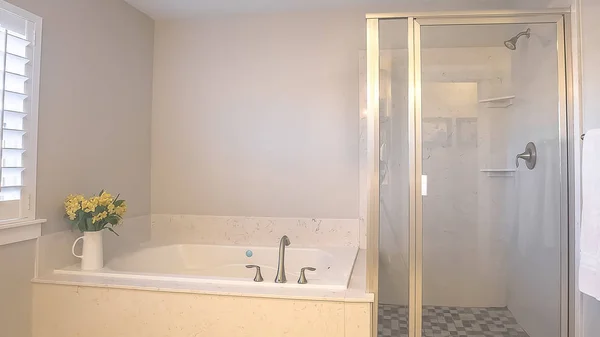 Panorama quadro Duche stall e construído em banheira dentro de um banheiro com parede cinza claro — Fotografia de Stock