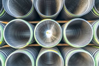 Güneşli bir günde parlak metal boruların deliklerini kapatın