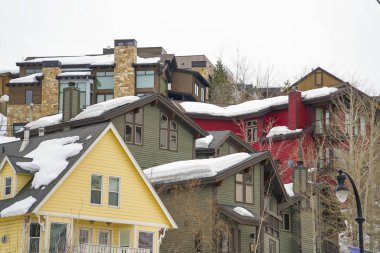 Çatılarda yatay duvar kaplaması ve kalın kar ile ev dış