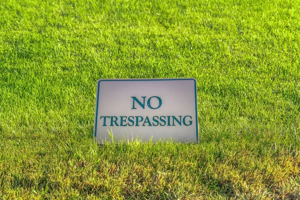 Zbliżenie nie wtrąca się znak przeciwko terenu pokryte żywe trawy — Zdjęcie stockowe