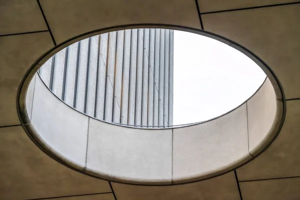 Gros plan du puits de lumière circulaire avec vue sur le mur extérieur du bâtiment en béton — Photo