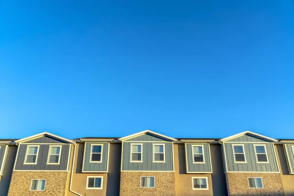 Zonnige dag uitzicht op Townhouses exterieur tegen levendige blauwe hemel — Stockfoto