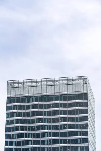 Vista exterior de un edificio con un diseño arquitectónico moderno contra el cielo nublado — Foto de Stock