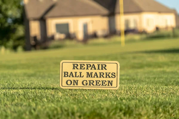 Közelről egy golfpálya jele, hogy elolvassa javítás Ball Marks on Green — Stock Fotó