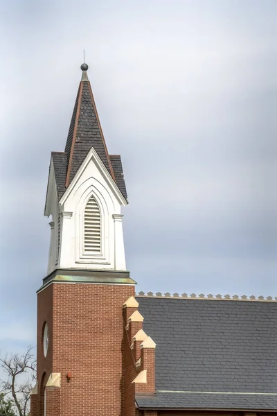 Vista lateral de un exterior de iglesia con fondo nublado en un día soleado — Foto de Stock