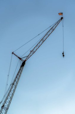 İnşaat vinç güneşli bir günde mavi gökyüzü arka plan ile aşağıdan görüntülendi