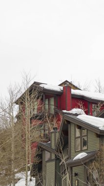 Evlerin Dikey Cephesi dış duvarda ith yatay kaplama ve çatılarda taze kar