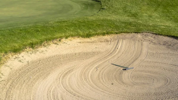 Panorama Bunker e fairway de um campo de golfe com casas fundo de montanha e céu — Fotografia de Stock