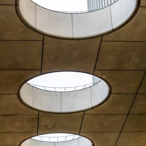 Vierkant frame sluiten van ronde dakramen in een rij gezien vanuit een gebouw — Stockfoto