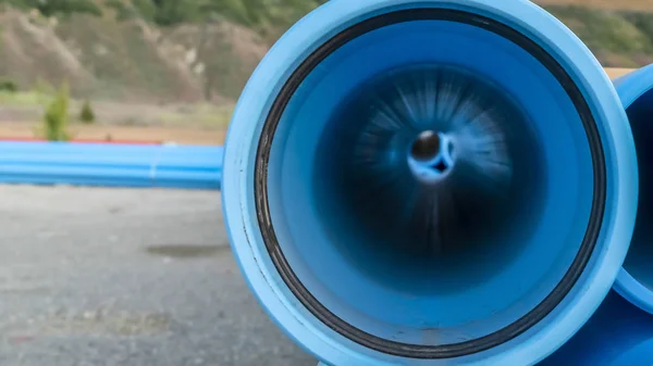 Marco panorámico Primer plano de los agujeros de las tuberías de color azul claro en un área de construcción en un día soleado — Foto de Stock