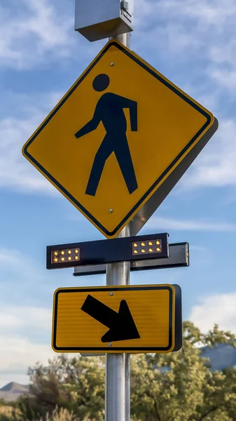 Marco vertical letrero de cruce peatonal y flecha diagonal letrero derecho con luces intermitentes — Foto de Stock
