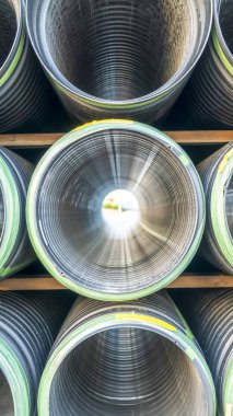 Güneşli bir günde parlak metal boruların deliklerinin Dikey Kapatılması