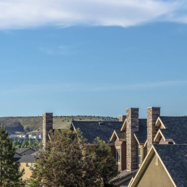 Ağaçlar ve çimenli arazi ile çevrili bir mahallede Square Beautiful evler