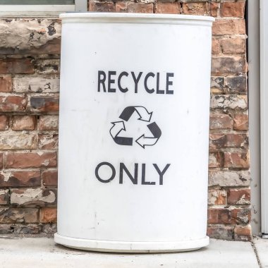 Kare çerçeve Yalnızca işareti ve simgesiyle beyaz bir çöp tenekesinin kapatılması